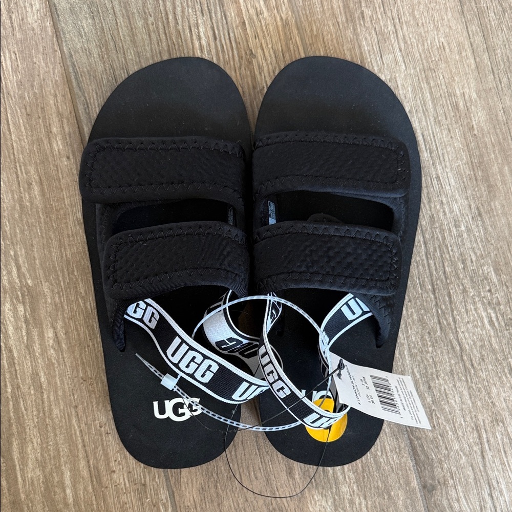 UGG kids Lennon Slingback sandals. NWT Black, size 3 big kids